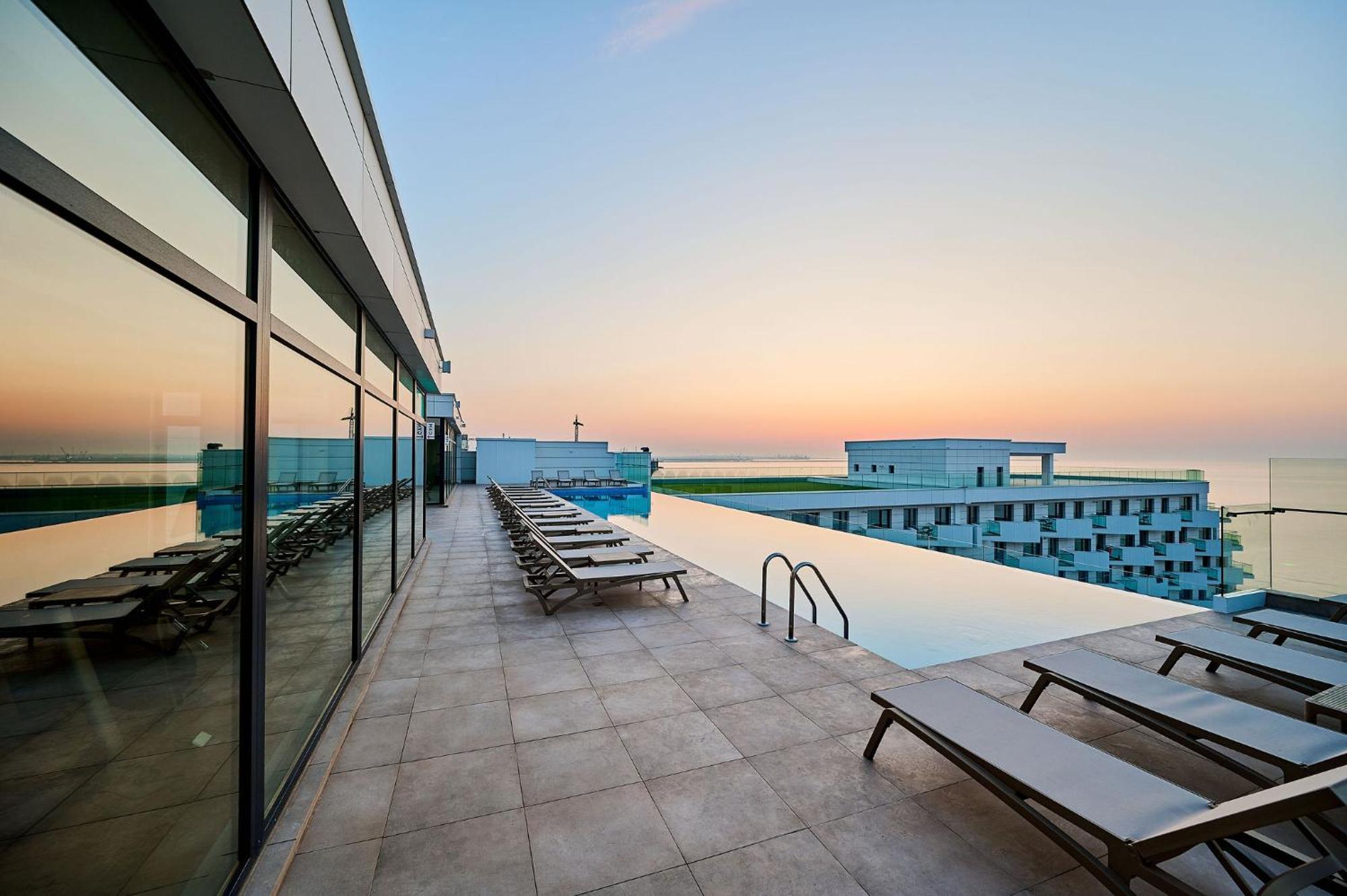 Aqua Vista Infinity Resort & Spa - Studio Lux - Piscina Infinity, Jacuzzi, Sauna, Gym - Privat Нэводари Экстерьер фото
